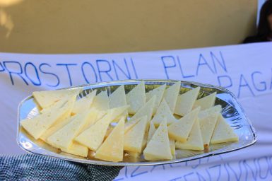 prosvjed pažana ispred županije