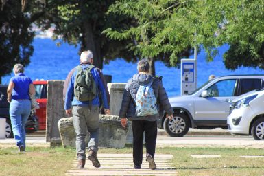 vrijeme, vremenska prognoza, jesen, dugi rukavi, odjeca, zimska odjeca, turisti, umirovljenici