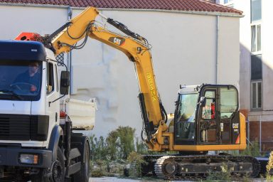 radovi iza cedulin palače, bager, kamion, građevinski radovi