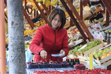 zadarska tržnica, pijaca, maline, kupine, bobićasto voće, prodaja, opg