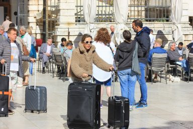 turisti, putnicke torbe, kofer, krađa, jesen, zima, bura, hladnoca, hladno, vrijeme, vremenska prognoza