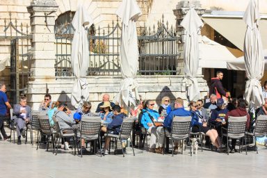 kava na narodnom trgu, sunce, suncano, vrijeme, vremenska prognoza, jesen, proljece, dugi rukavi