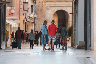 turisti, vrata, ulicama moga grada 9
