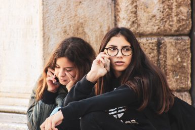 mladi, cure, cura, mladez, osnovnoskolke, koristenje mobitela,