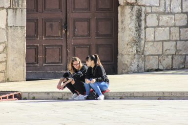 mladi, studentice, srednjoskolci, ucenici, mladi