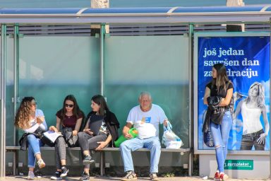 studenti, mladi, srednjoskolci, autobusna stanica