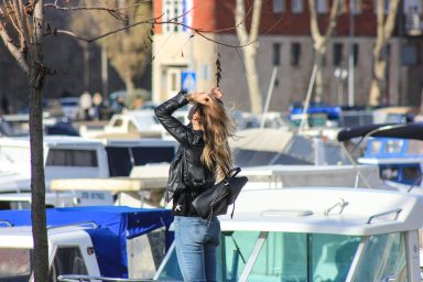 vjetar, vjetrovito, frizura, mokra kosa, djevojka, cura, mladi, studentica