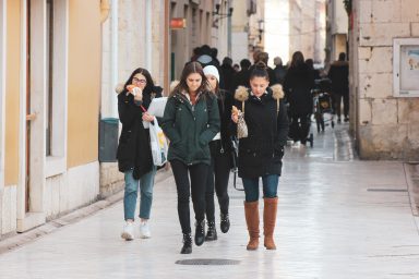 mladi, ucenici, srednjoskolci, markiranje, skola