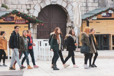 ucenici, mladi, srednjoskolci, cure, mladez