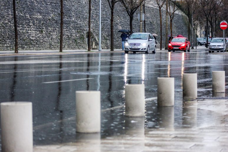 kisa, zima, hladno, vrijeme, vremenska prognoza, dnevna svijetla, auto, promet, cesta, poledica, kisno vrijeme, hladnoca, obala kralja tomislava, automobili, obavezna oprema