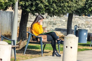 mladi, pricanje na mobitel