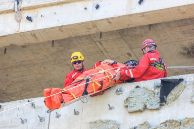 vatrogasci, spasavanje unesrecenog, potres (59 of 62)