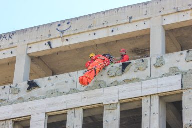 vatrogasci, spasavanje unesrecenog, potres (60 of 62)