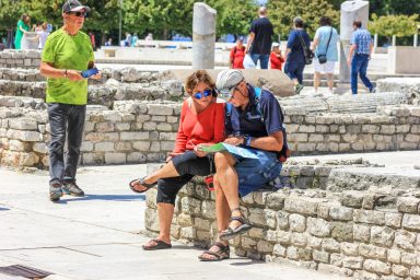 turisti, turizam, turisticki vodici, razgledavanje grada