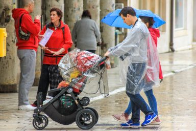 obitelj, djeca, kisa, kabanica