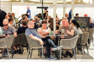 turisti, ugostiteljstvo, gosti, turizam, pivo, kava, kafic,