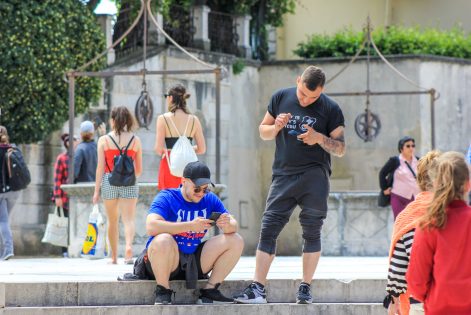 turisti, tipkanje po mobitelu