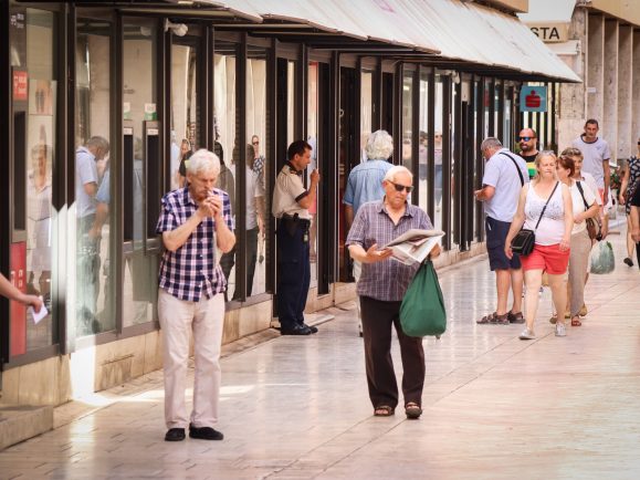 umirovljenici, gradani, cigarete, novine, mirovina, zivot