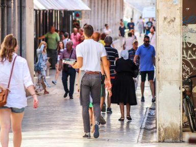 konobar, ugostitelji, turizam, ugostiteljstvo