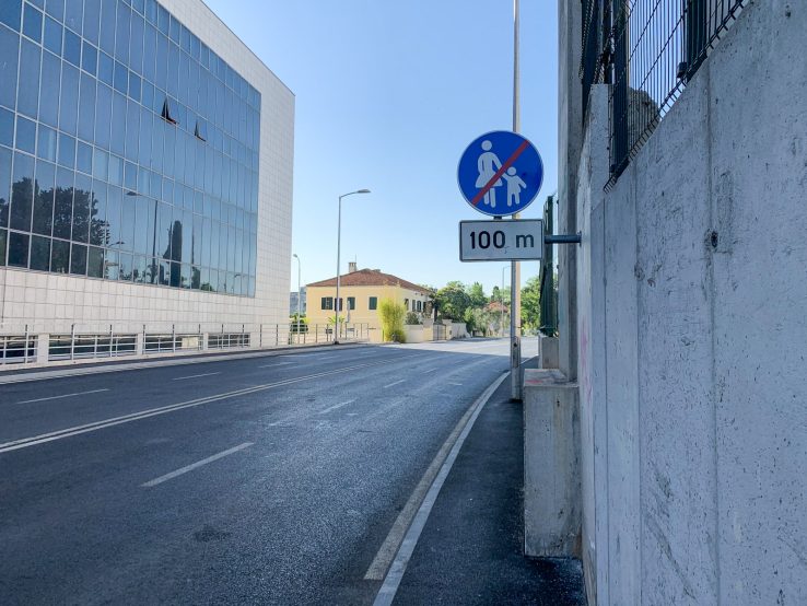 cesta kod poliklinike, prometni znak