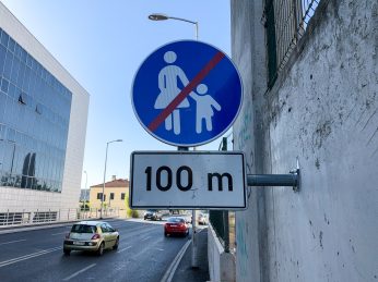 cesta, prometni znak kod poliklinike