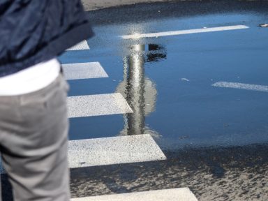 voda, poplava, zebra, pjesacki prijelaz, pjesakinja,