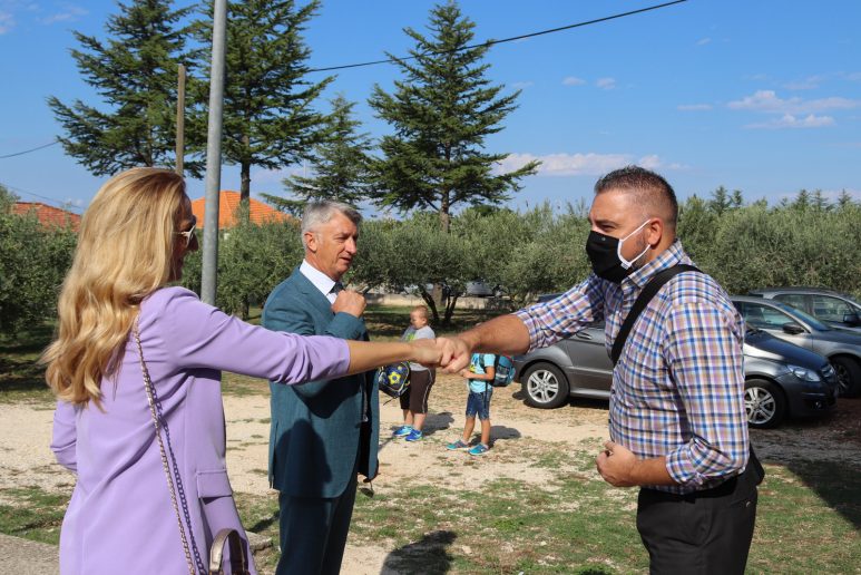 debeljak_-3, socijalna distanca, bliski kontakt, pozdrav, covid19, koronavirus, corona