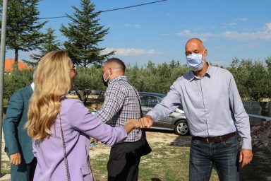 debeljak_-4, bliski kontakt, rukovanje, pozdrav, corona, covid, koronavirus