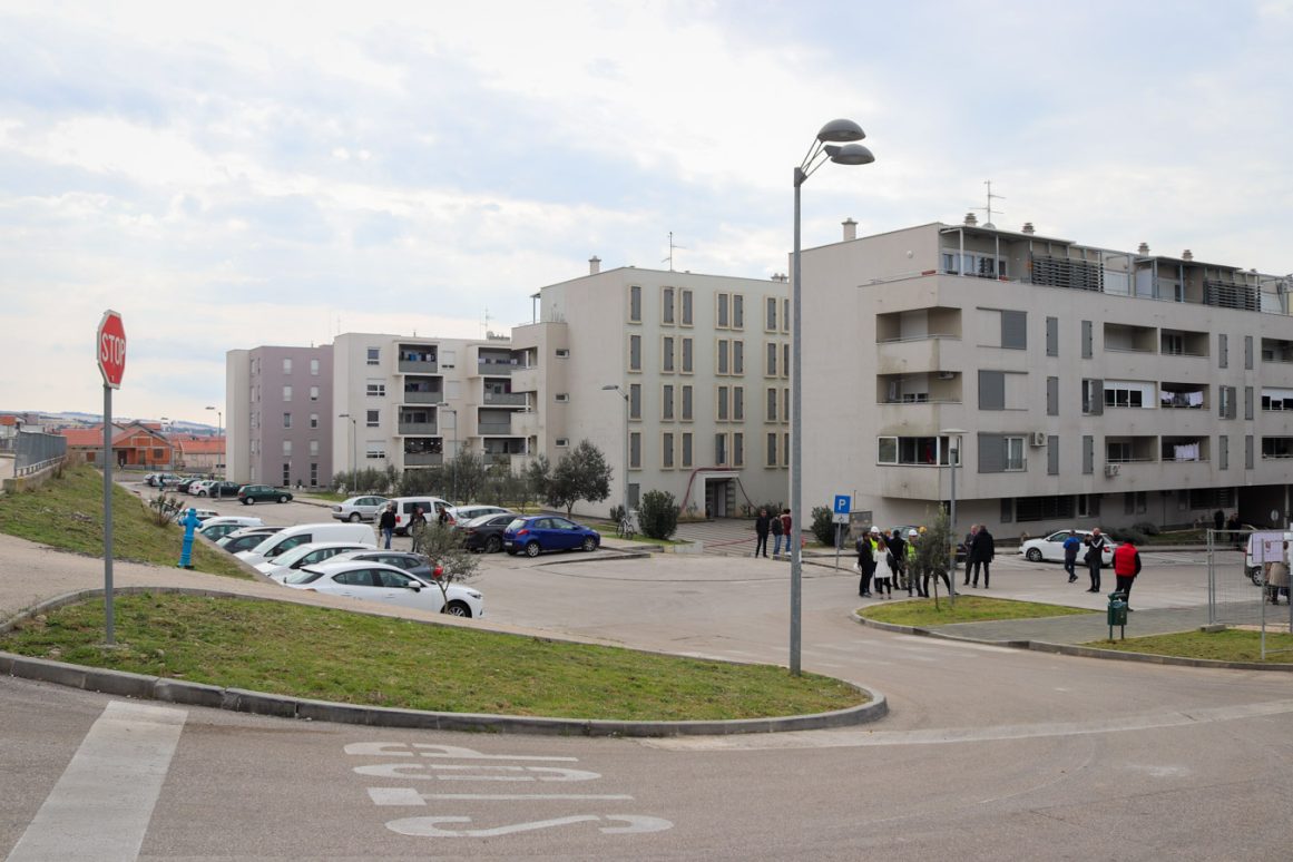 crvene kuce, pos, stanovi, stanogradnja,