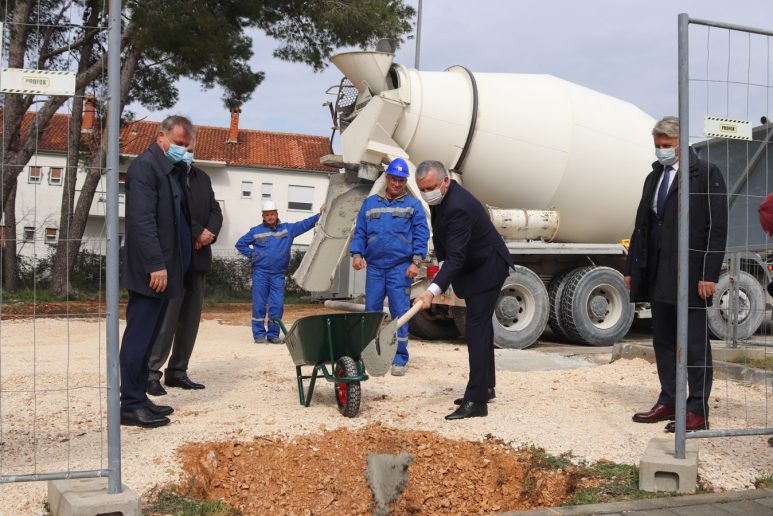 crvene kuce_-40, ministar darko horvat