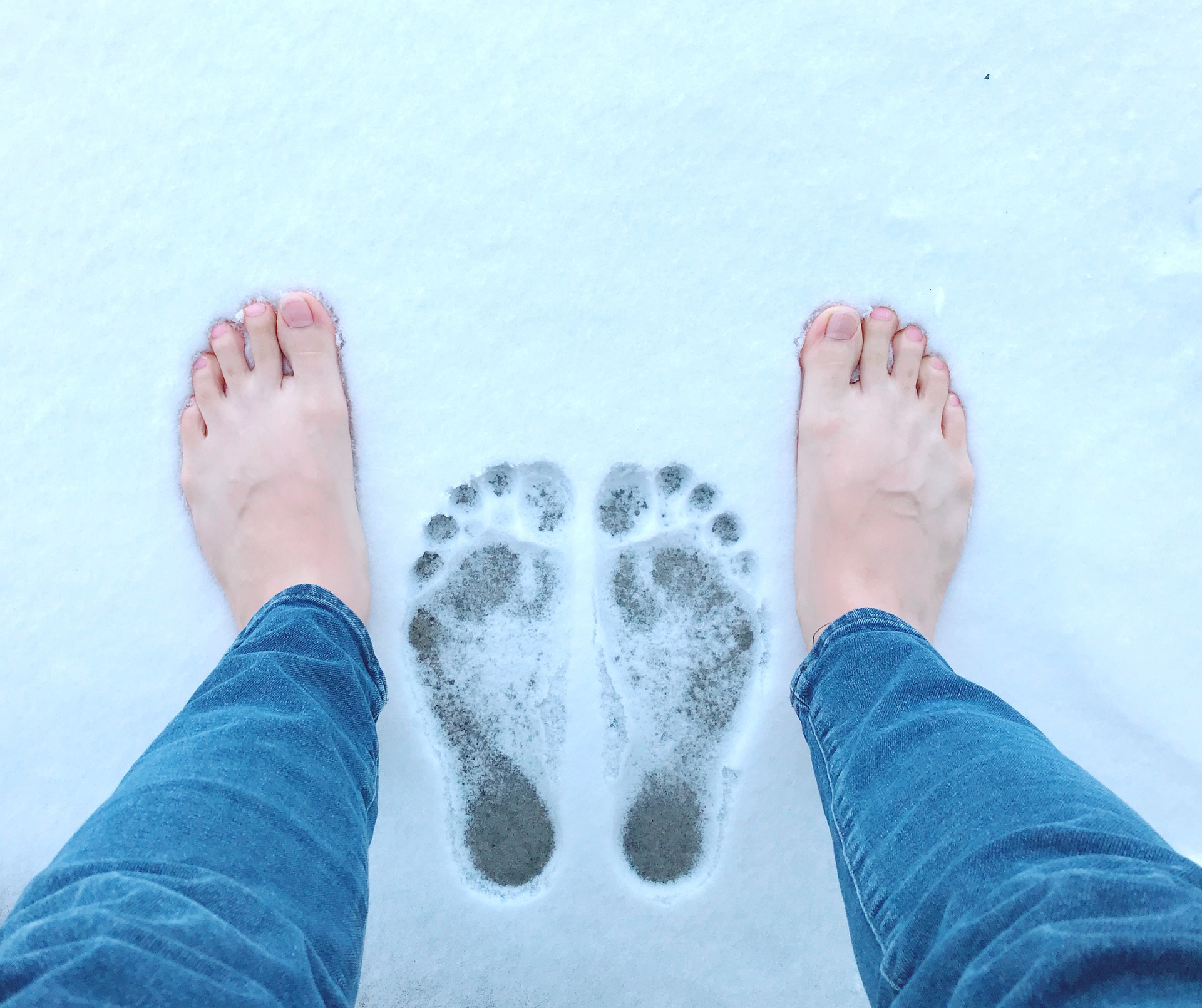 Вечером холодные ноги. Ноги в снегу. Босые ноги на снегу. Женские ноги на снегу. Ступни на снегу.