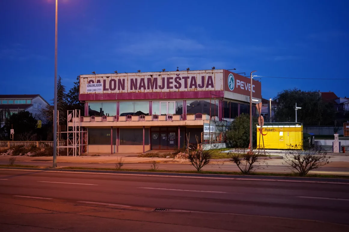 Pevec, dvi pumpe, dvije pumpe, jadranska magistrala, salon namjestaja FOTO Matija Lipar_-2