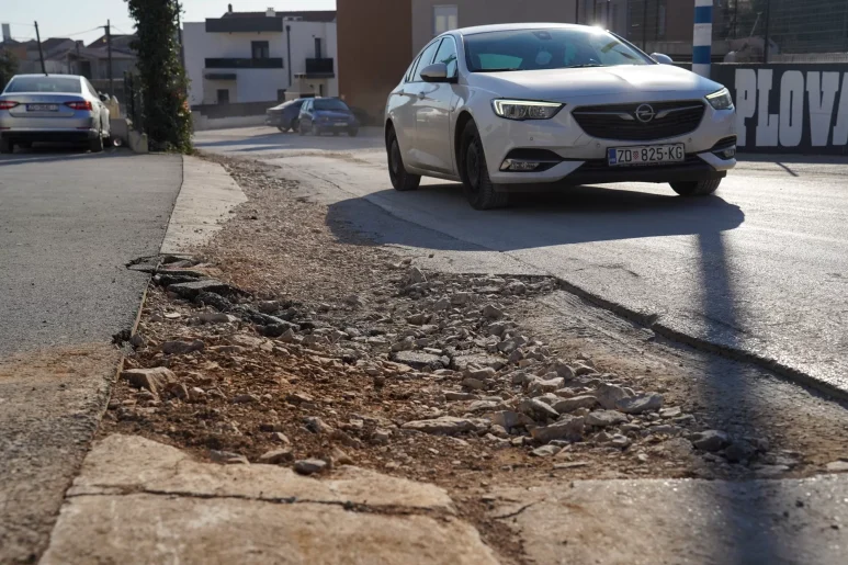 Kozinski prilaz, rradovi na cesti, raskopana cesta, rupe, aglomeracija, Plovanija FOTO Matija Lipar_-23