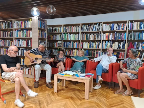 I Marinko Rušev Bepo voditelj klape Kali spontano iz publike pridružio se i otpjevao pjesme Mene zovu bodulo i Suza za zagorske brege