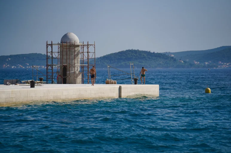 Kupanje na rivi, mul, riva, ljeto, vrucine, more FOTO Matija Lipar_-5