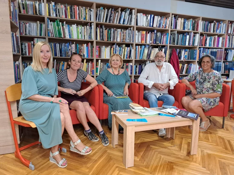 Pjesnici s Vesnom Benić voditeljicom i idejnim pokretačom manifestacije ŠtoKajČa