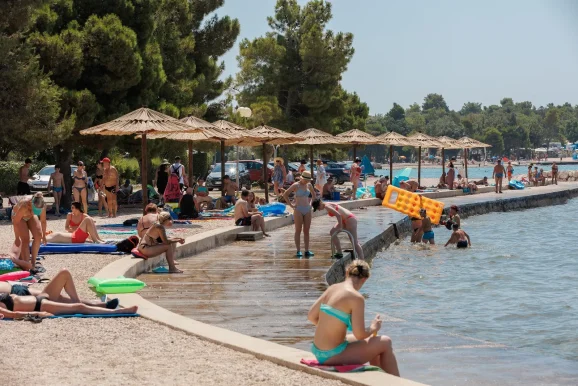 Plaža Diklo Zadar suncobrani 15.07.2023., foto Bojan Bogdanić 1_1600_1067