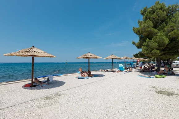 Plaža Diklo Zadar suncobrani 15.07.2023., foto Bojan Bogdanić 2_1600_1067