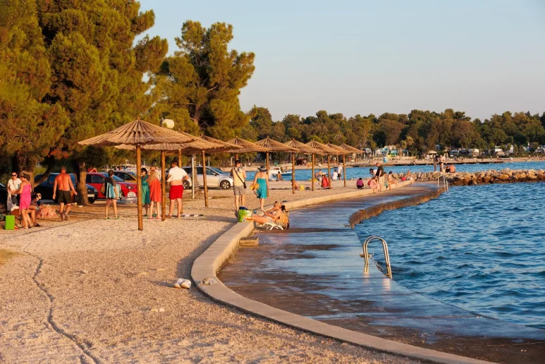 Plaža Diklo Zadar suncobrani 15.07.2023., foto Bojan Bogdanić 3_1600_1067