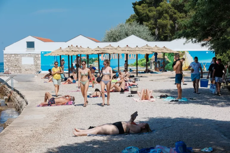 Plaža Kolovare Zadar suncobrani i branding 15.07.2023., foto Bojan Bogdanić 1_1600_1067