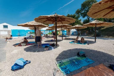 Plaža Kolovare Zadar suncobrani i branding 15.07.2023., foto Bojan Bogdanić 2_1600_1067