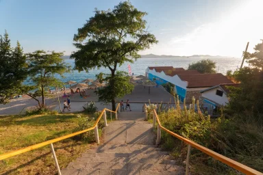 Plaža Kolovare Zadar suncobrani i branding 15.07.2023., foto Bojan Bogdanić 3_1600_1067