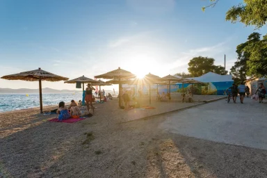 Plaža Kolovare Zadar suncobrani i branding 15.07.2023., foto Bojan Bogdanić 4_1600_1067