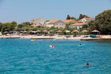 Plaža Petrčane Zadar suncobrani 15.07.2023., foto Bojan Bogdanić 2_1600_1067