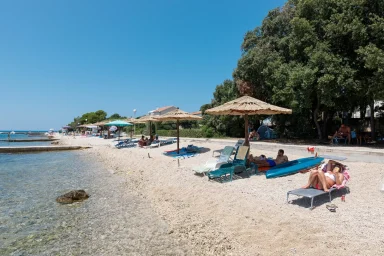 Plaža Petrčane Zadar suncobrani 15.07.2023., foto Bojan Bogdanić 3_1600_1067