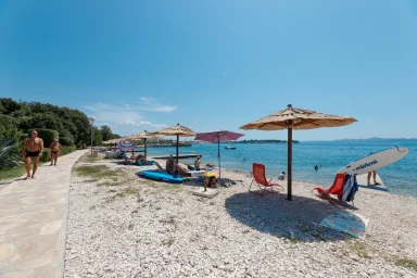 Plaža Petrčane Zadar suncobrani 15.07.2023., foto Bojan Bogdanić 4_1600_1067