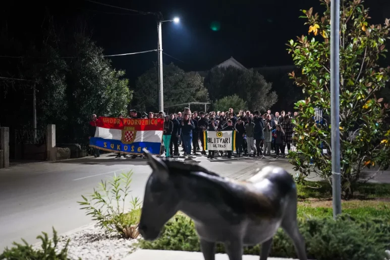 Mimohod za Skabrnju i Vukovar u Sukosanu FOTO Matija Lipar-12