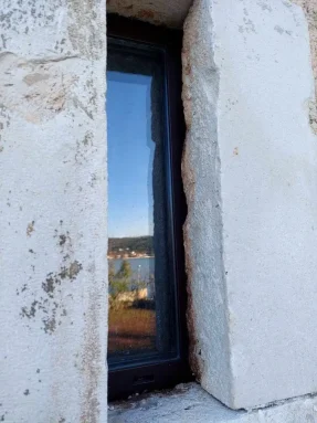 morski.hr alustolarija na crkvici - prozor