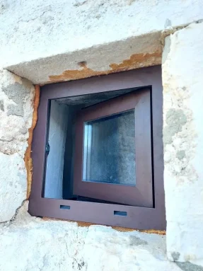 morski.hr alustolarija na crkvici - prozor