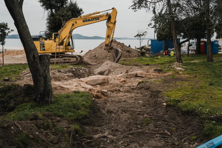 Arheoloski ostaci na rivi 2, riva, bager, radni stroj FOTO Matija Lipar FOTO Matija Lipar